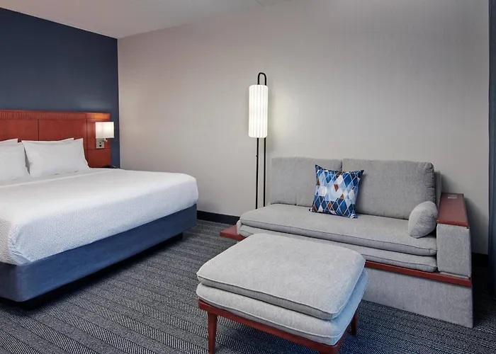 Courtyard Chicago 3*