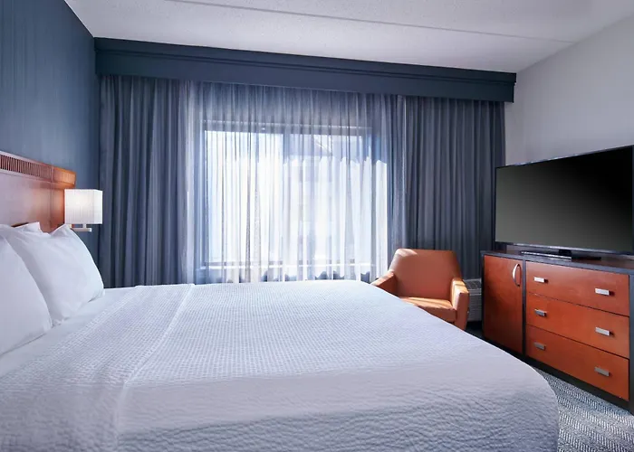 Courtyard Chicago 3*