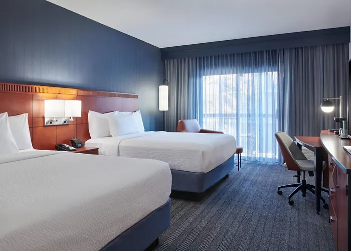 Courtyard Chicago 3*