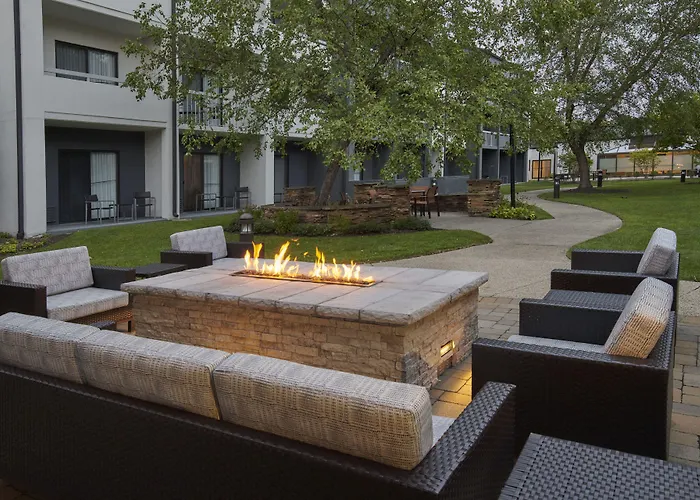 Courtyard Chicago Hotel